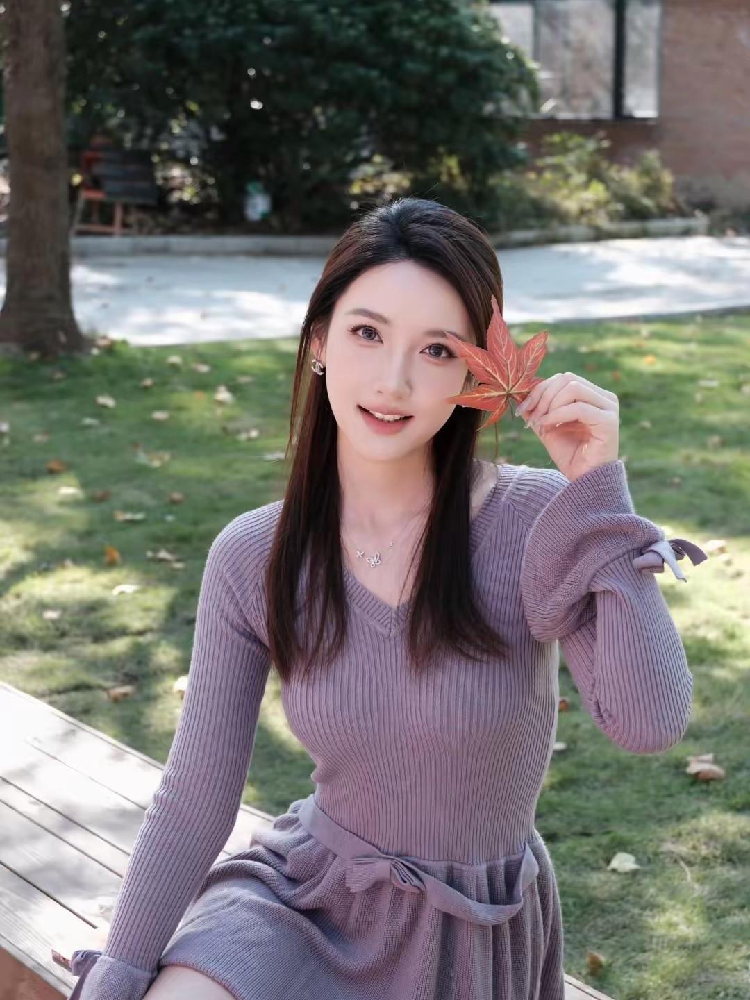 美图欣赏，看图写诗，情感解读《晴日闲庭》婉约古风：晴光穿林落满阶，紫