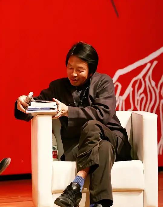 刘震云说：“男人最掉价的行为是什么：一，见大人物胆怯。二，见漂亮女子自卑。