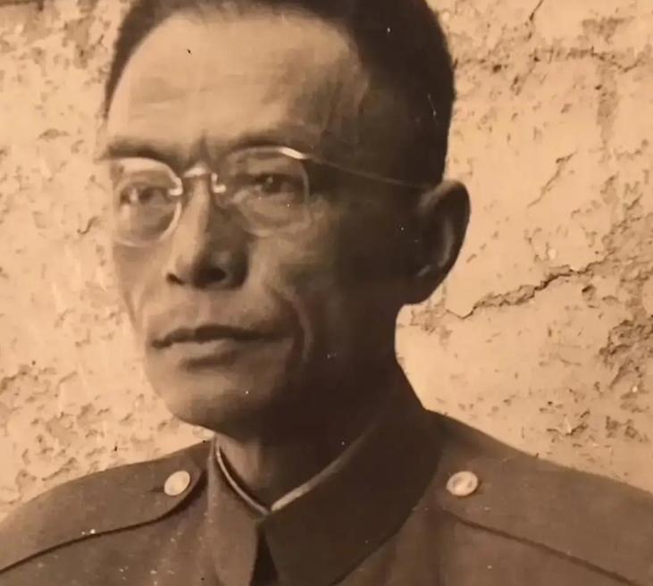 国民党里有个最倒霉的高官。1949年底，他好不容易千辛万苦逃到台湾岛，刚踏出机舱