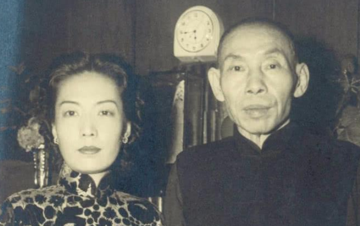 杜月笙夏天的时候，买了一台电风扇，请黄金荣和张啸林过来体验一下，三个人喝着凉茶，