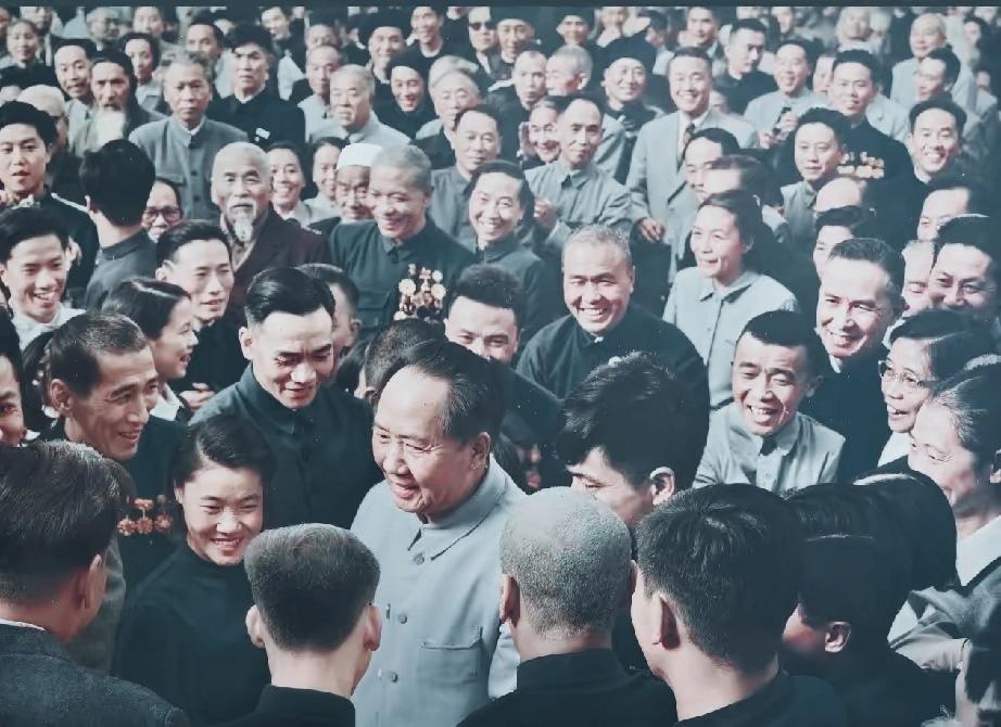 那时，毛主席参加“两会”期间，多次来到人民代表和政协委员中间，认真听取大家的意见