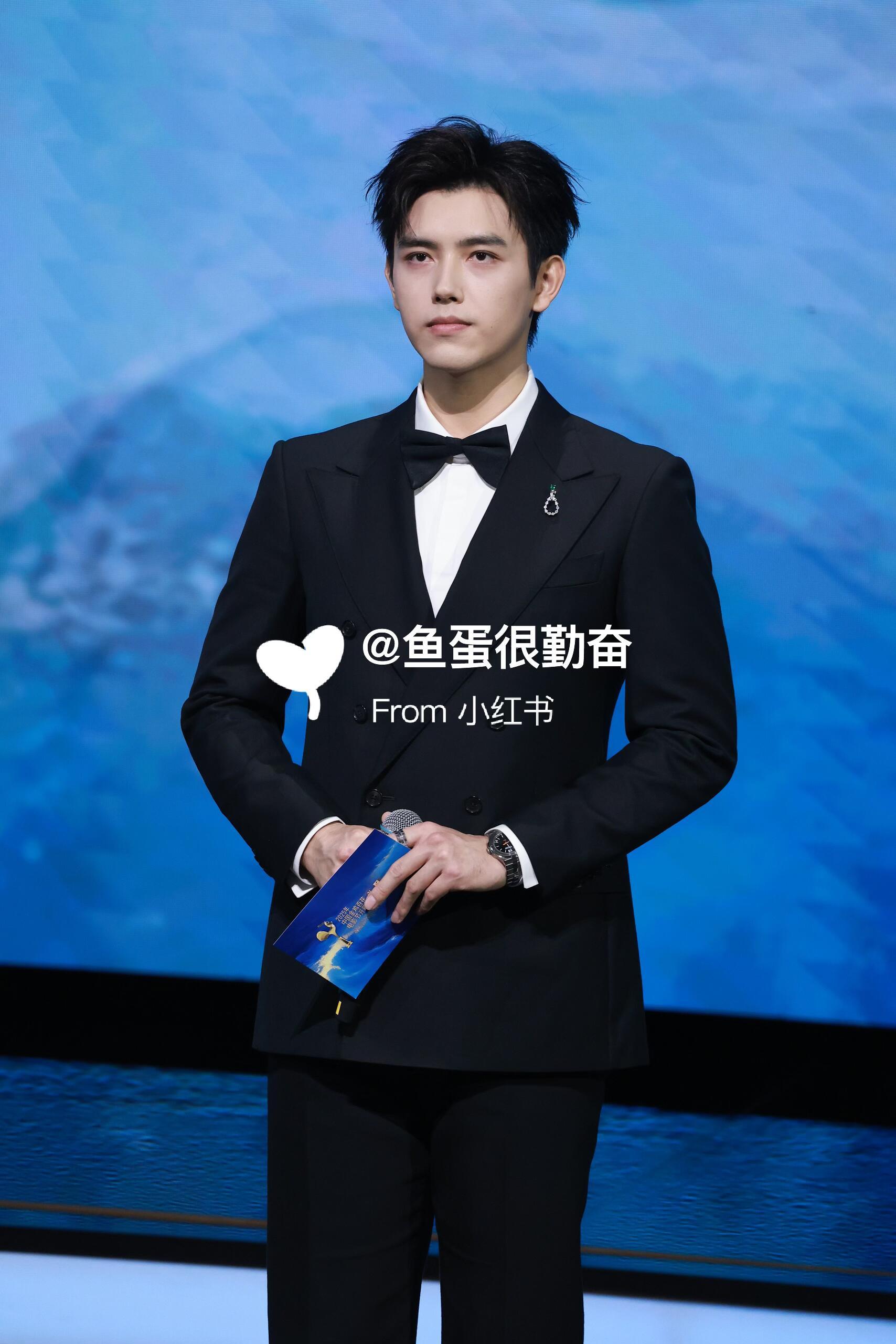 金鸡奖开幕式上的陈飞宇周冬雨✨陈飞宇今晚是主持人