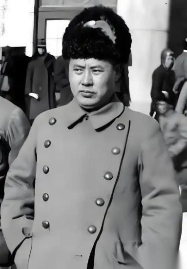 新中国成立时，周总理宣读国家干部名单，在念到傅作义的名字时，他突然站起来大喊：“