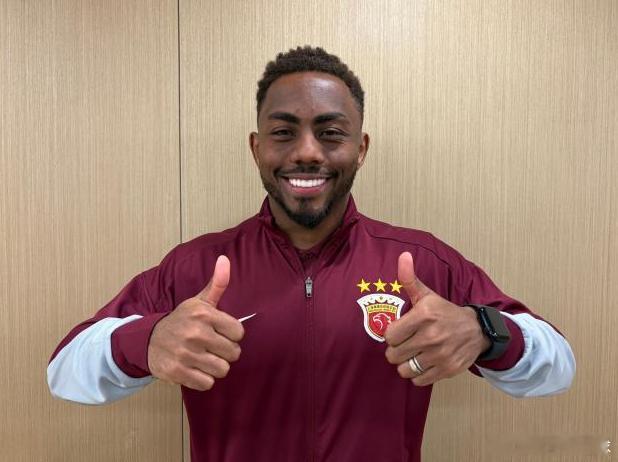 据《体坛周报》记者王晓瑞报道，上海海港已从葡超莫雷拉人正式买断外援前锋加布里埃尔