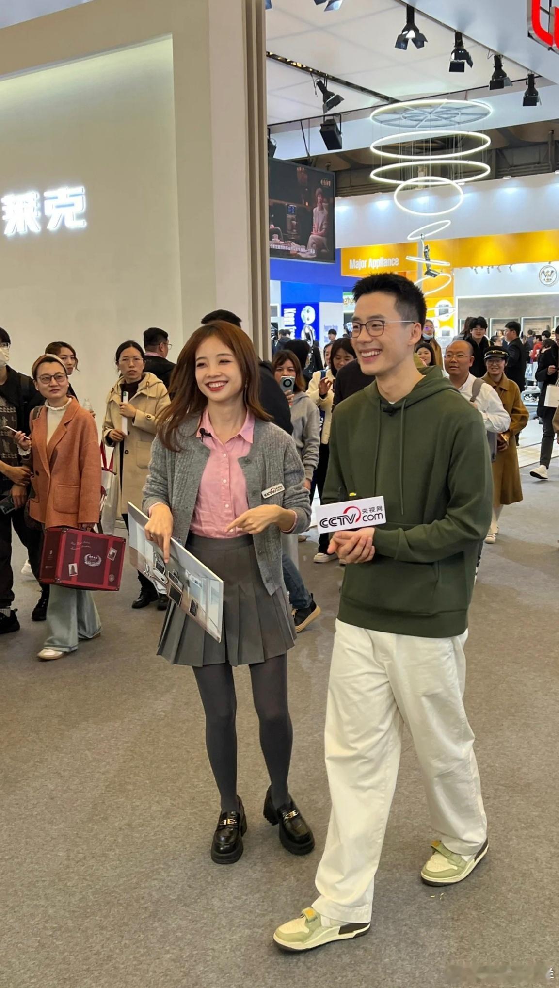 王冰冰身着灰丝逛展会...