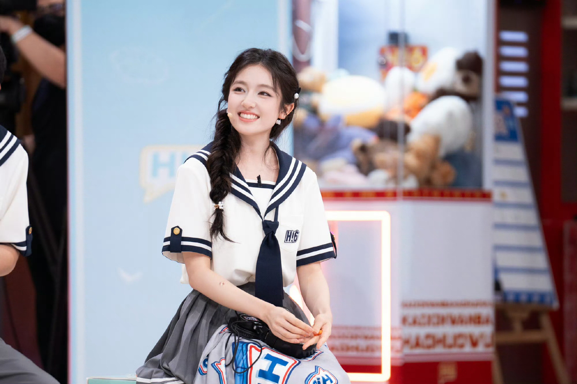 李兰迪蝴蝶结蓝裙李兰迪hi6美成啥样了被这套造型狠狠种草！纱质蓝裙加上蝴蝶结点缀
