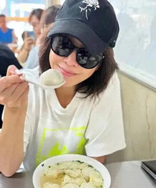 刘嘉玲回苏州老家，与中学师生相聚，状态碾压同龄人刘嘉玲十几岁时便随家人移居香港