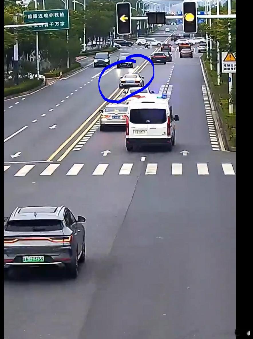奥迪R8跑车在警车面前逆行炸街看到警车，兴奋了……在警车面前飙车。十字路口逆行