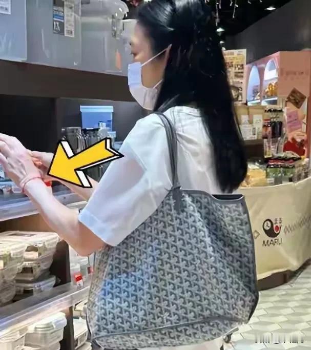 刘德华老婆上热搜了其实很正常的事只是她吸引人的地方，让大家眼前一亮朱丽倩