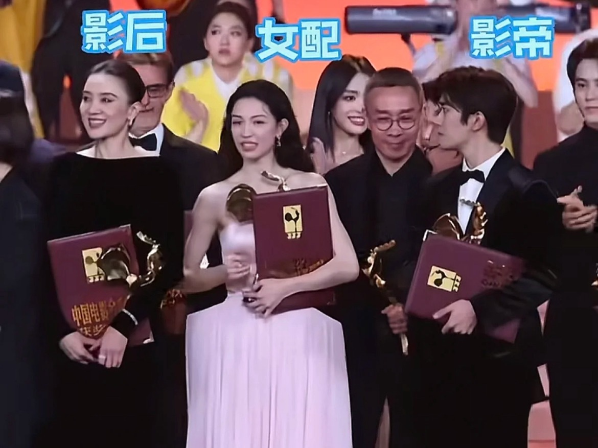 演技那么好哭了半天愣是一滴眼泪也没有最后支支吾吾念了一首诗“对不起我实在忍不住