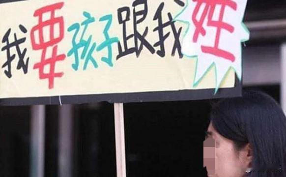 北京，一大妈得知儿媳生了一对龙凤胎高兴坏了，不仅亲自给2个孩子起名字，还花了3万