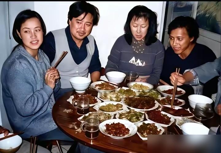 刘晓庆跟陈国军，当年闹到逼上吊，拿刀砍，如今她50周年庆，陈国军带着现任妻子送祝