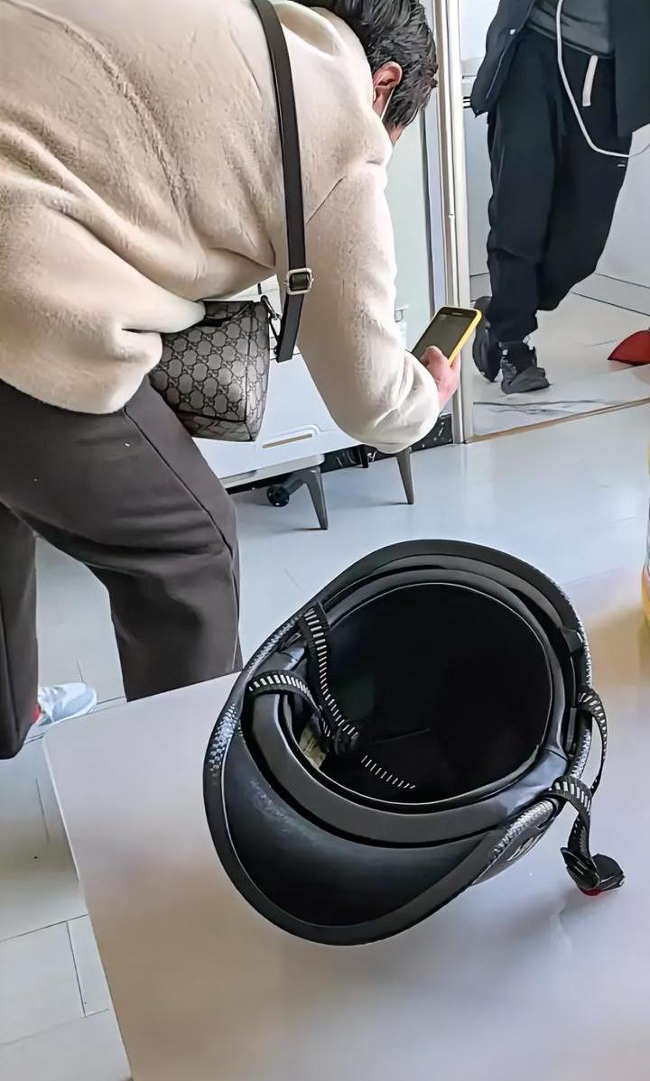 不想退押金，拿手机找地板划痕，威海这位大姨比“提灯定损”有过之而无不及。近期一