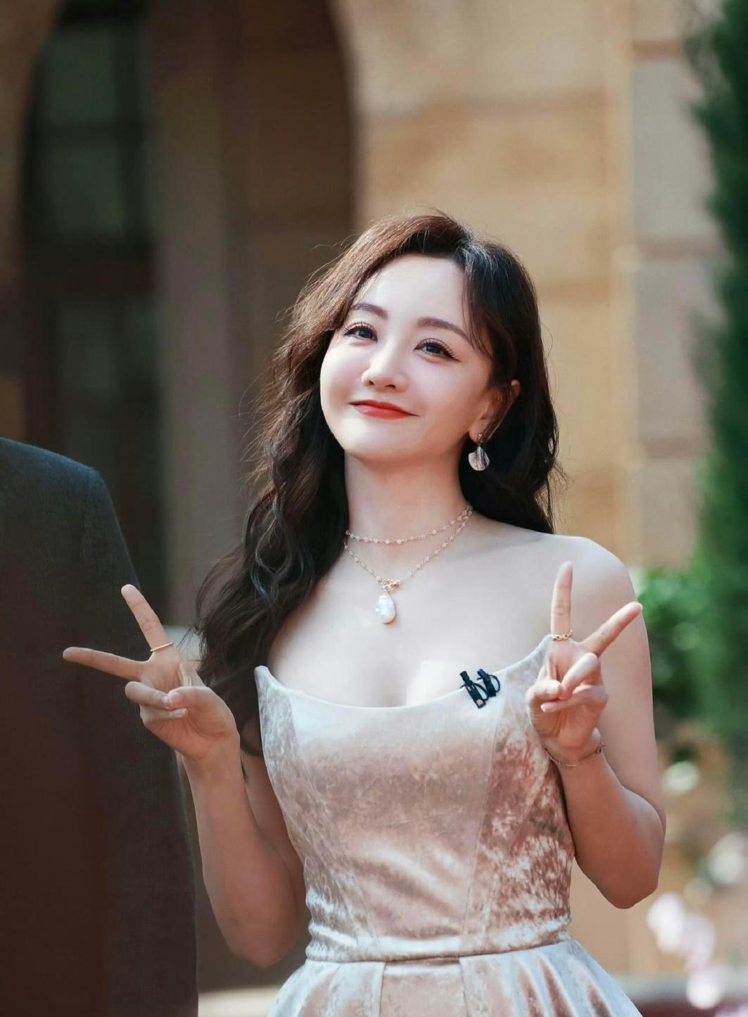 撒贝宁当年开的那个“有容乃大”的玩笑，根本不是玩笑。那是他给整个节目焊上的一把