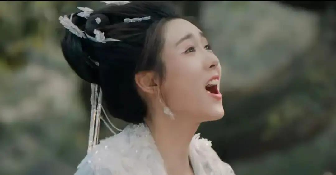 《逍遥》把男二秉烛的恋人翩翩写死，又让早逝的妹妹昙儿借姐姐身体复活。秉烛抱着“