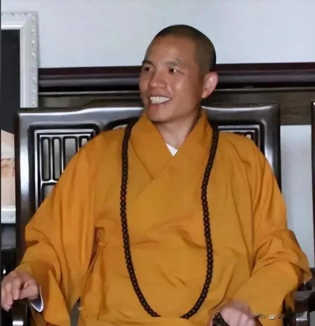 要我说呀，还是进寺庙的门槛太低了！什么样的阿猫阿狗都能轻轻松松当和尚！没有规矩不