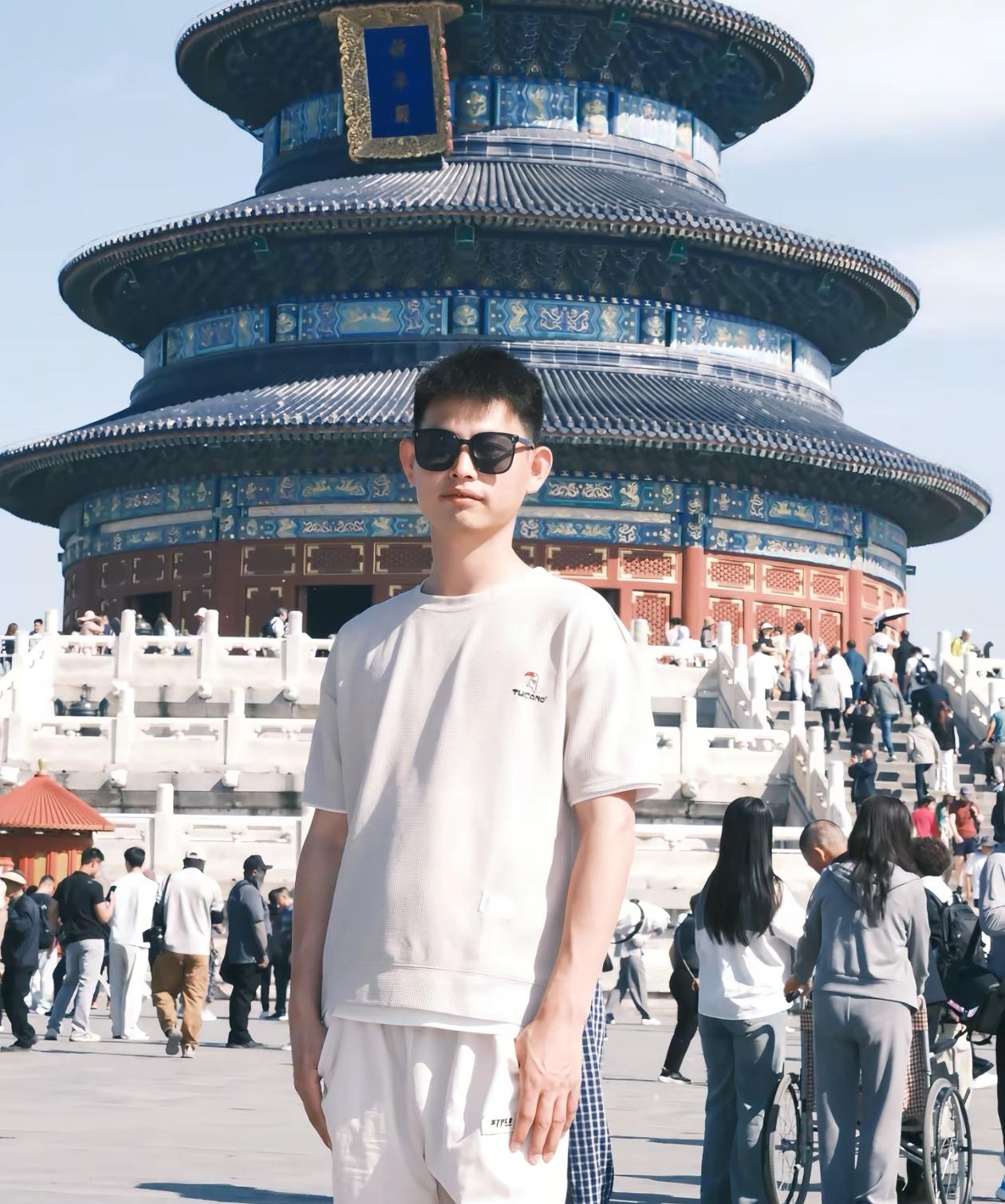 “老天不长眼，我儿那么帅气”广东28岁的谢桥章去世，平时身体很好，没有任何征