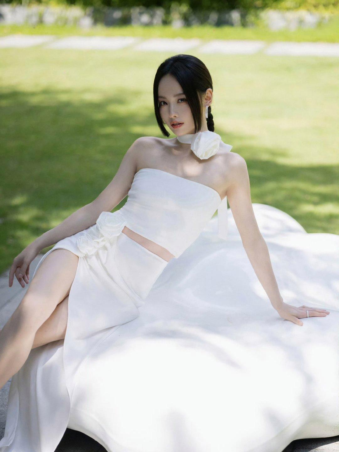张嘉倪一袭白色缎面套装，清冷妩媚，好身材藏不住！[赞][送自己一
