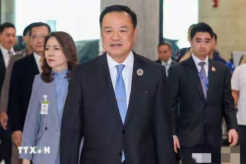 这是个激进派。越南新总理黎明兴刚一上任就放开了赌场，松绑了KTV。不从根子里去