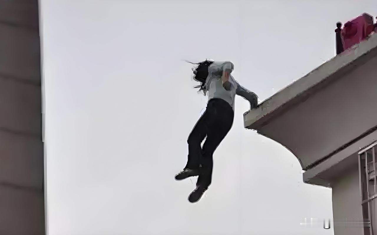 “判的好！”呼和浩特，13岁女孩不顾同学劝阻，爬到26层楼顶翻过护栏，一跃而下，