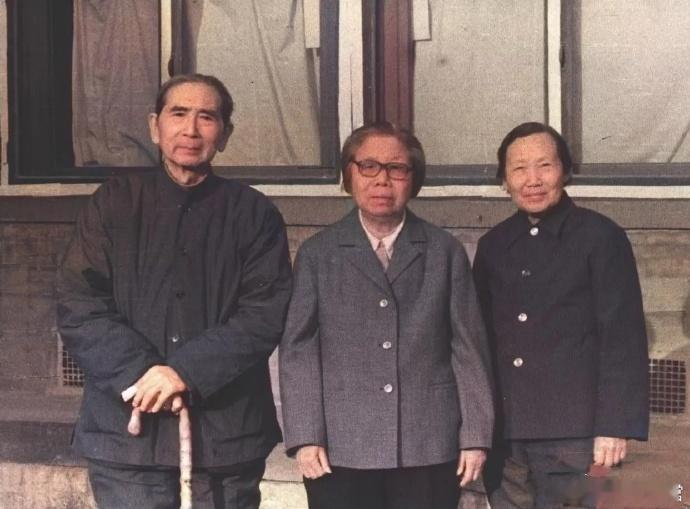 1982年，邓颖超和周恩来的弟弟周恩寿以及弟媳王士琴合影。周恩寿在钢铁工业局任职