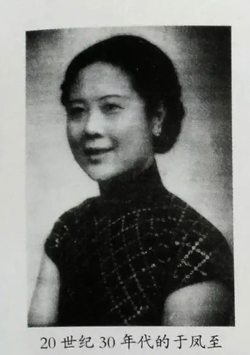 1937年，张学良在寺庙上香。一女子悄悄掏枪欲杀他，于凤至突然腿软倒入其怀，轻声说：“夫人，别冲动！