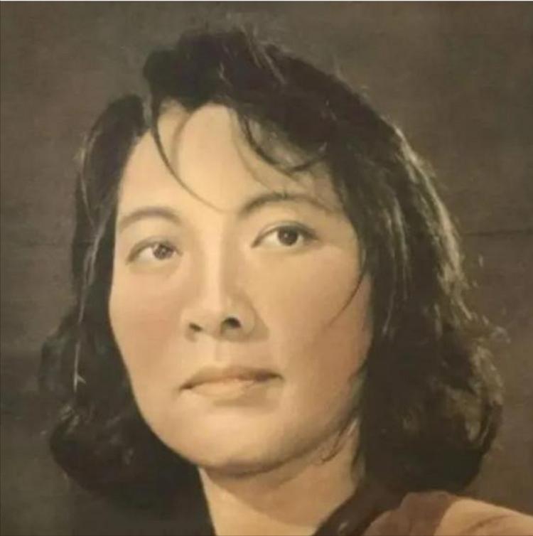 1967年的重庆，《红岩》的作者罗广斌跳楼身亡，然而14年后，公告指出：他根本不