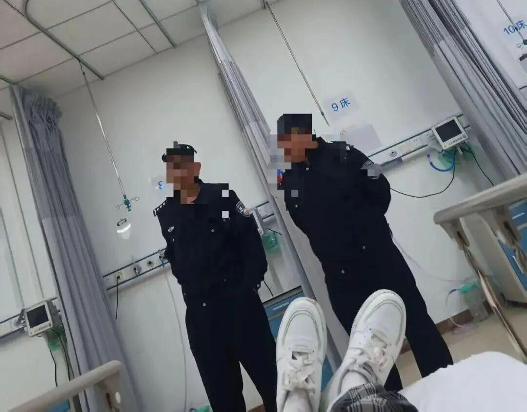 “严查到底！”近日报道，北京，一女子外出过程中，突然感觉心脏不舒服，于是她立即拨