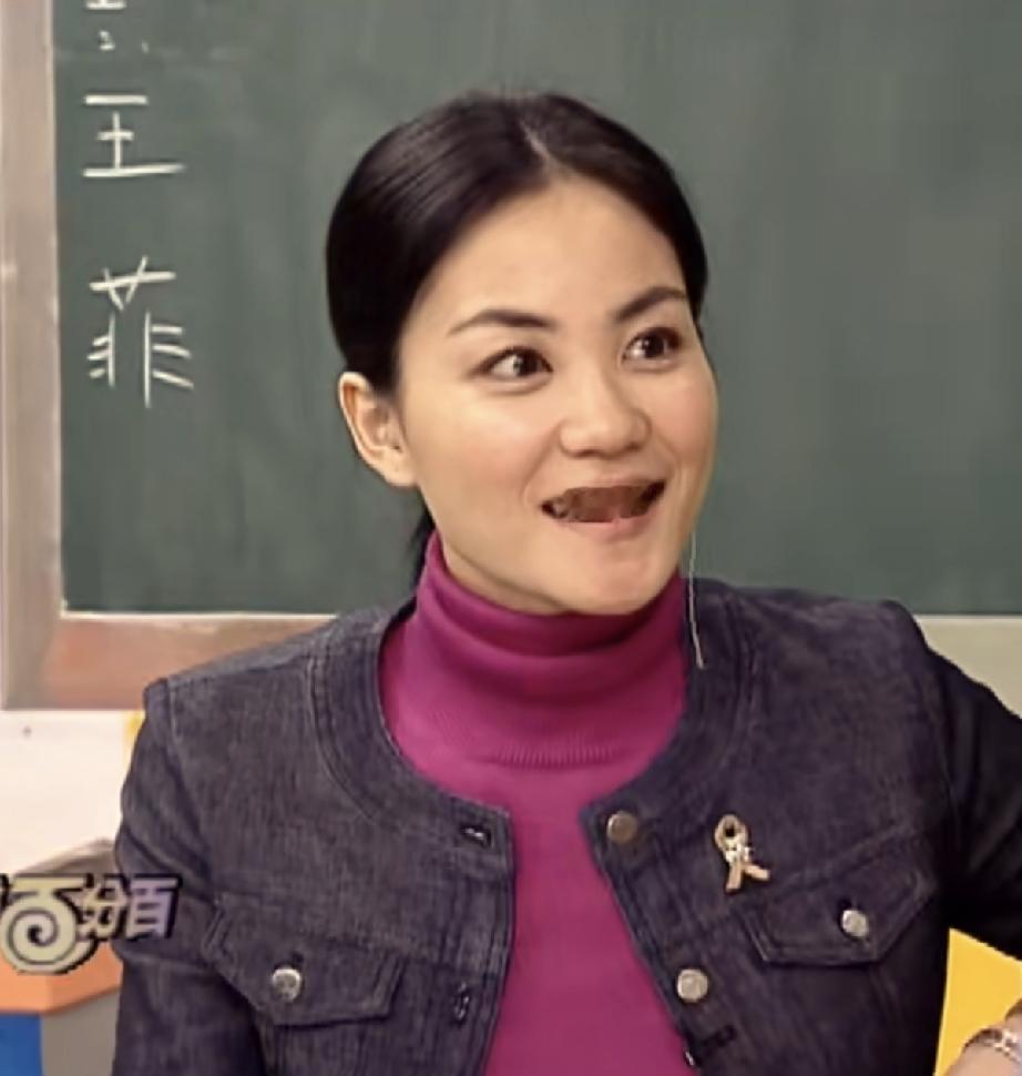 1999年，在综艺节目中接受大、小S采访时的王菲。那时的王菲歌坛“天后”的地位