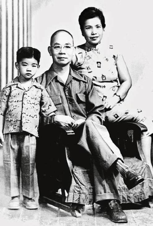 吴石死后十五年，每月有人给他妻子送来320元台币，蒋经国查清了送钱的人，却不敢说