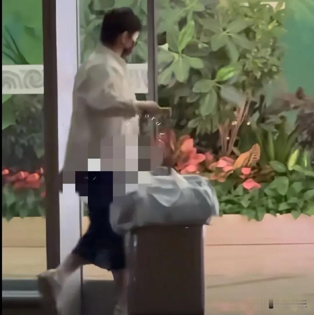国乒天团出发洛杉矶！莎莎白衬衫美翻了，大头当队长自己扛行李，王皓这造型有点帅！