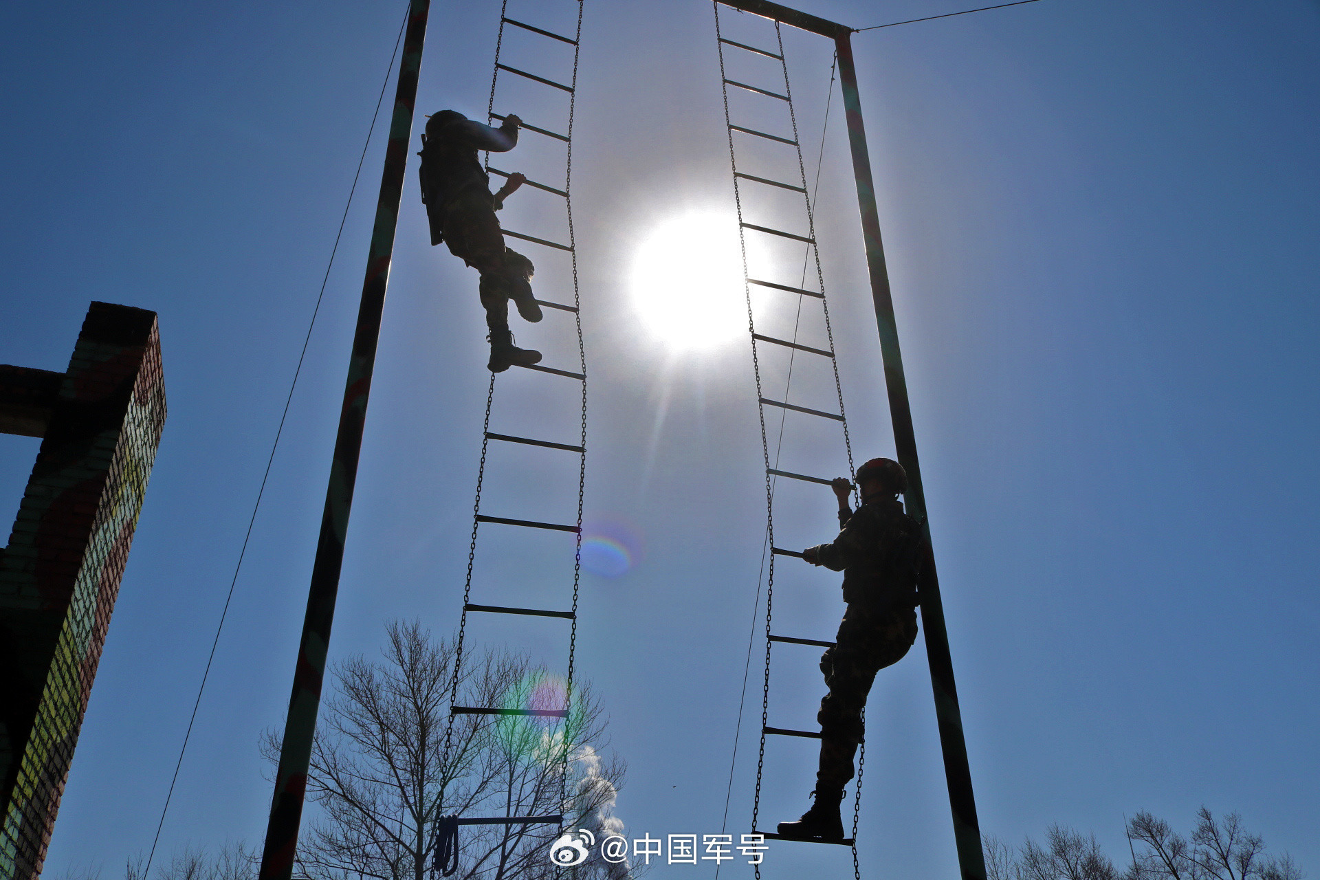 【直击武警特战队员训练现场】近日，武警内蒙古总队某部特战分队开展高强度、多课目极