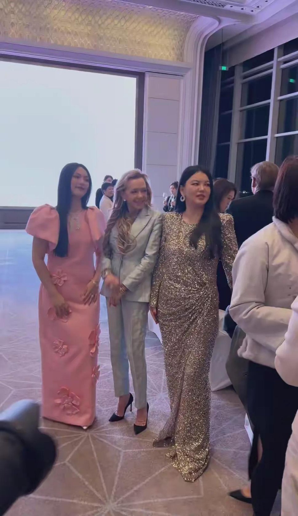 不得不说，王诗龄打扮的像上流社会贵妇一样！！