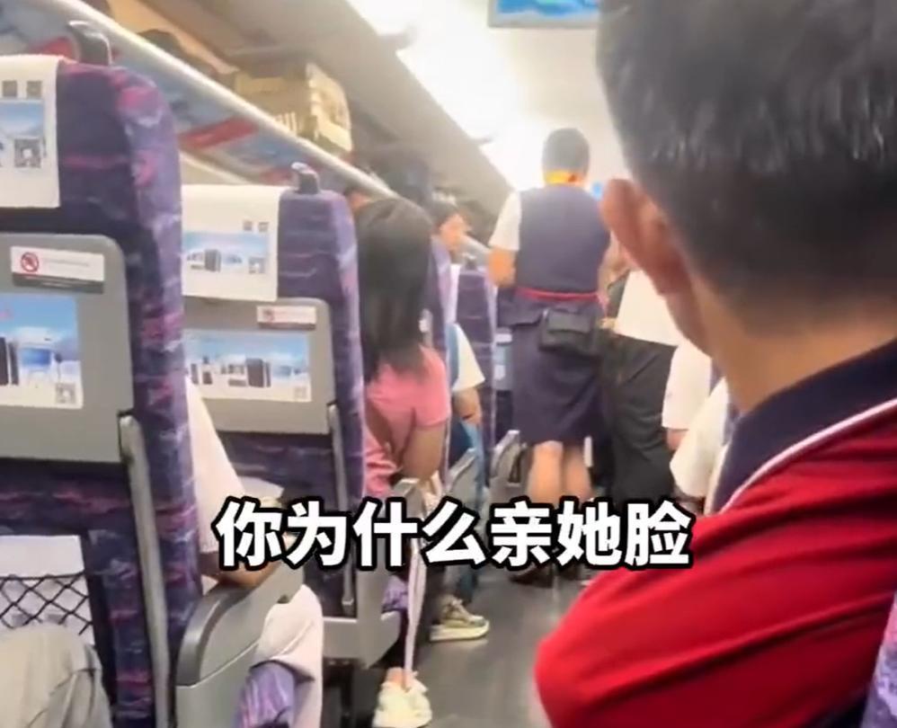 10月3日，广州南开往成都东的D1819次列车7号车厢里，一名7岁的女孩落座后，