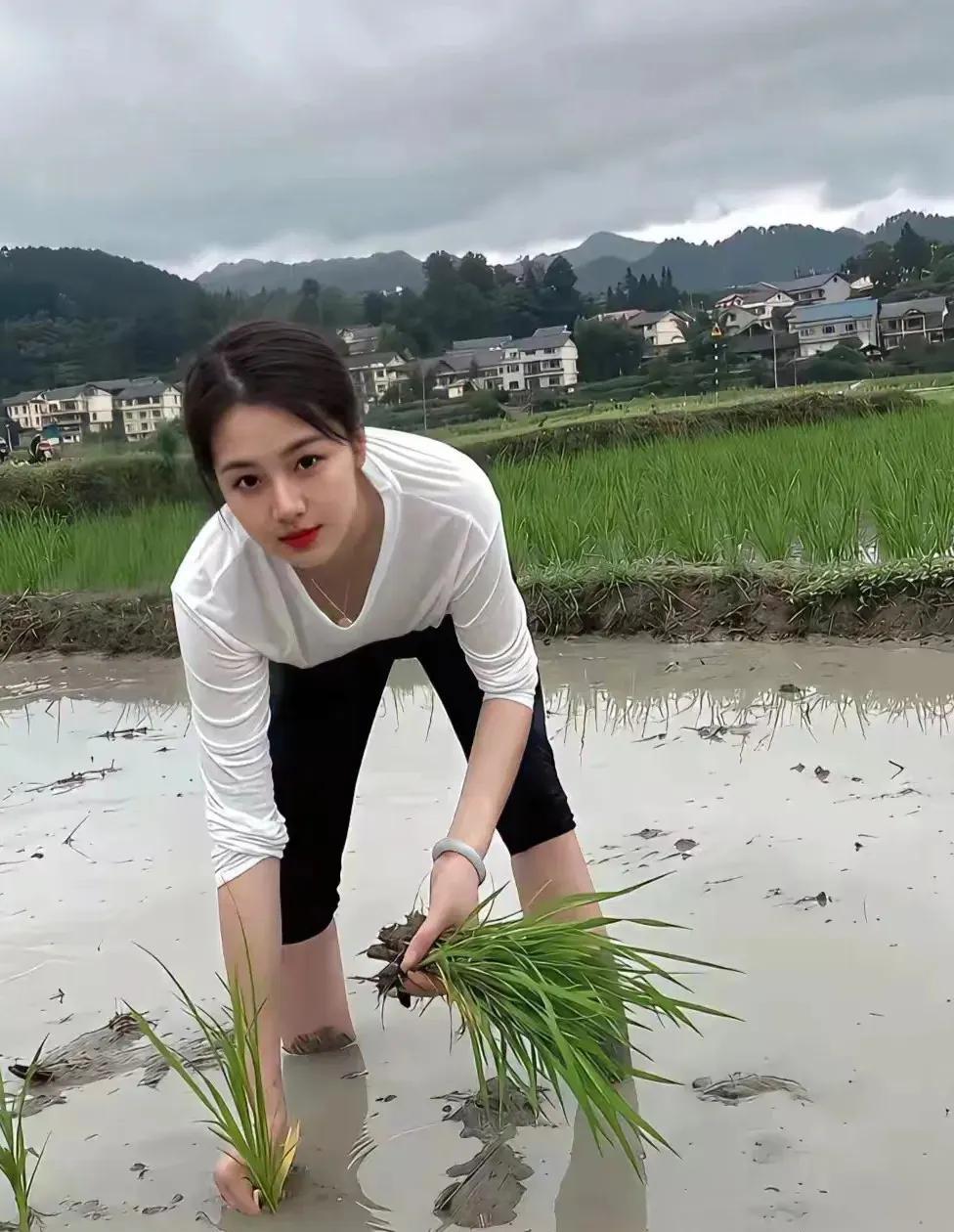 在外工作了几年这气质都变好了你还别说农村的孩子早当家女孩子上的厅堂下的厨