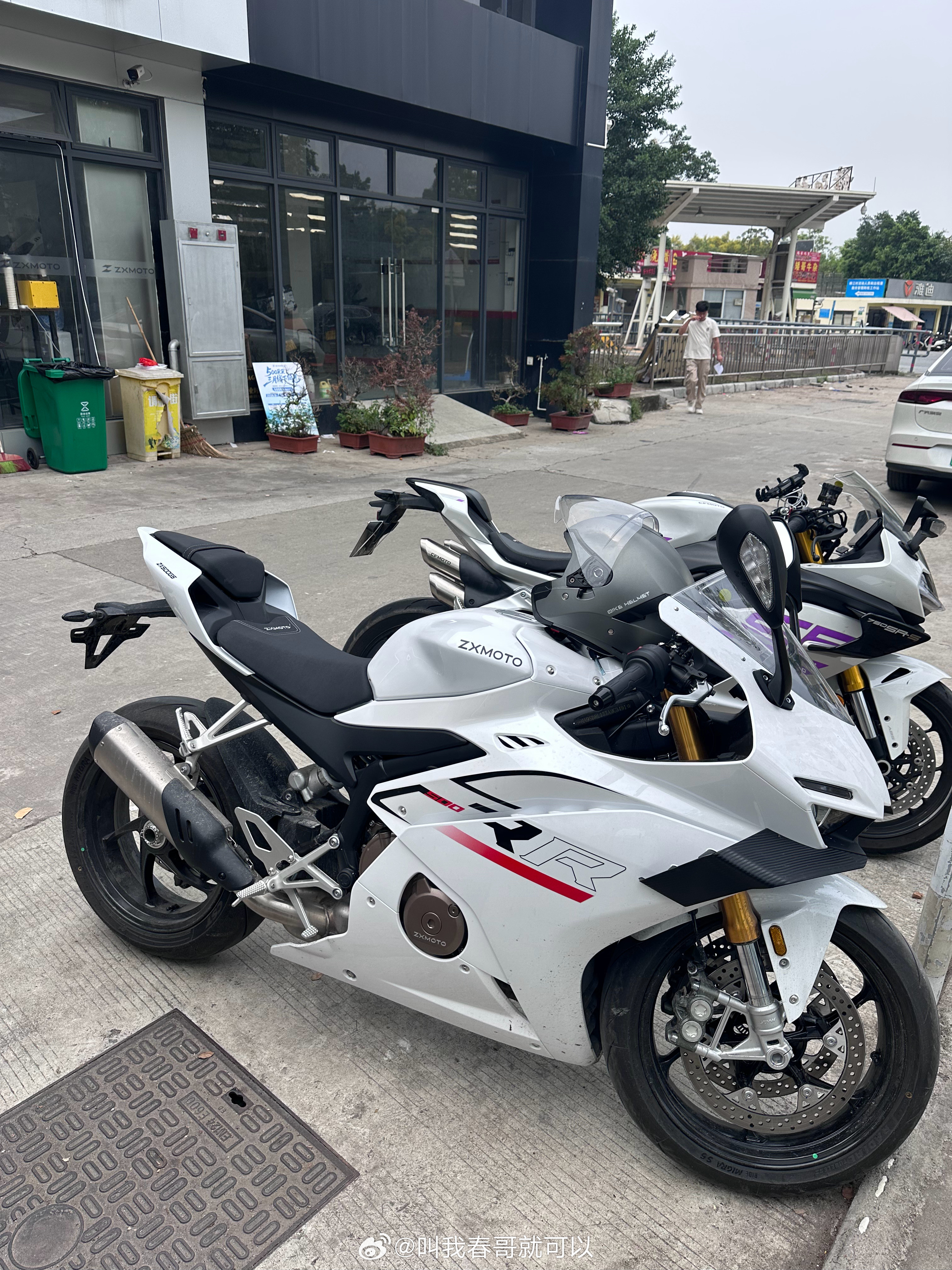 张雪机车爆火黄牛嗅到商机广州番禺店，现在820rr订单已经过一万辆了。