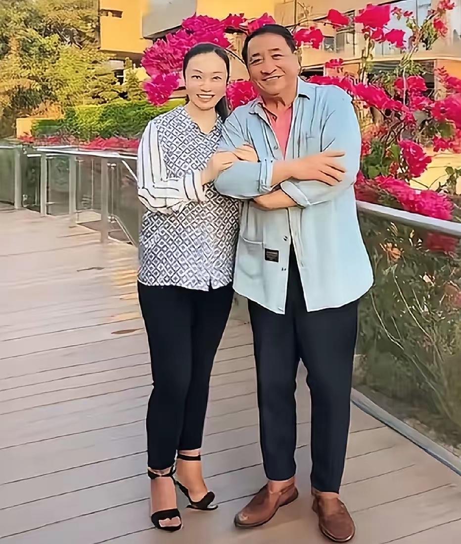 姜昆与46岁女儿姜珊在豪宅前的一张留影。女儿姜珊如今主要在北京生活，偶尔也会去国