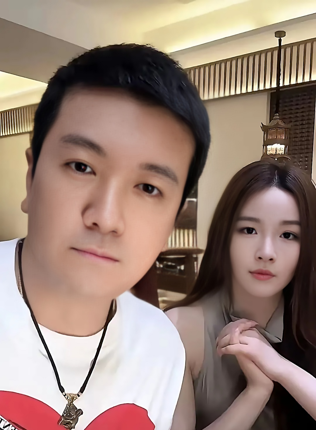 什么情况，都说杨子的新女友已经搬进他的豪宅了？可他前不久还哭着喊着要跟黄圣依求复合呢，他这新恋情的速