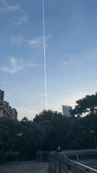 昨天美国开始公布不明飞行物档案，咱们这边也同步公布了？5月8日，某地有多人目击天