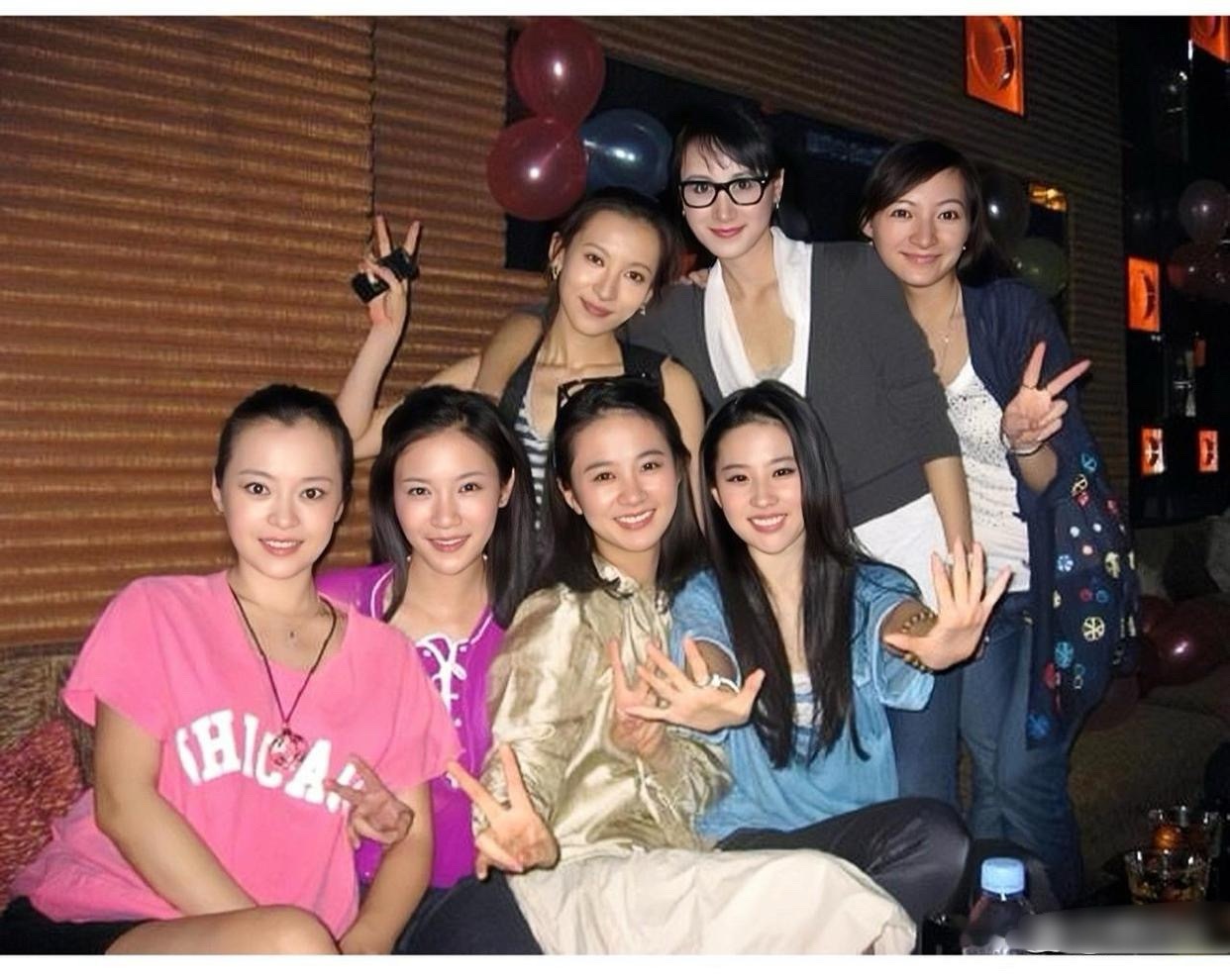 这是二零零九年，神仙姐姐刘亦菲与六位大学同学聚会时的合影。那时候刘亦菲二十二岁，