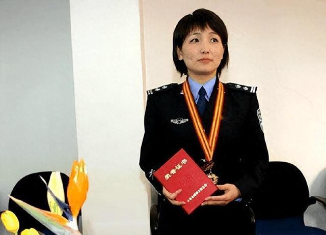 2006年，身陷囹圄的张高平偶然在监狱里看到电视上的女警官聂海芬，正对着镜头侃侃