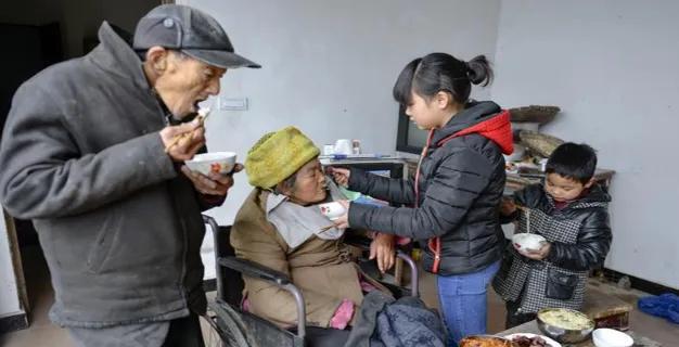 2011年，重庆农妇被查出肺癌晚期，术后欠下巨额外债。家里唯一的劳动力只剩她二婚