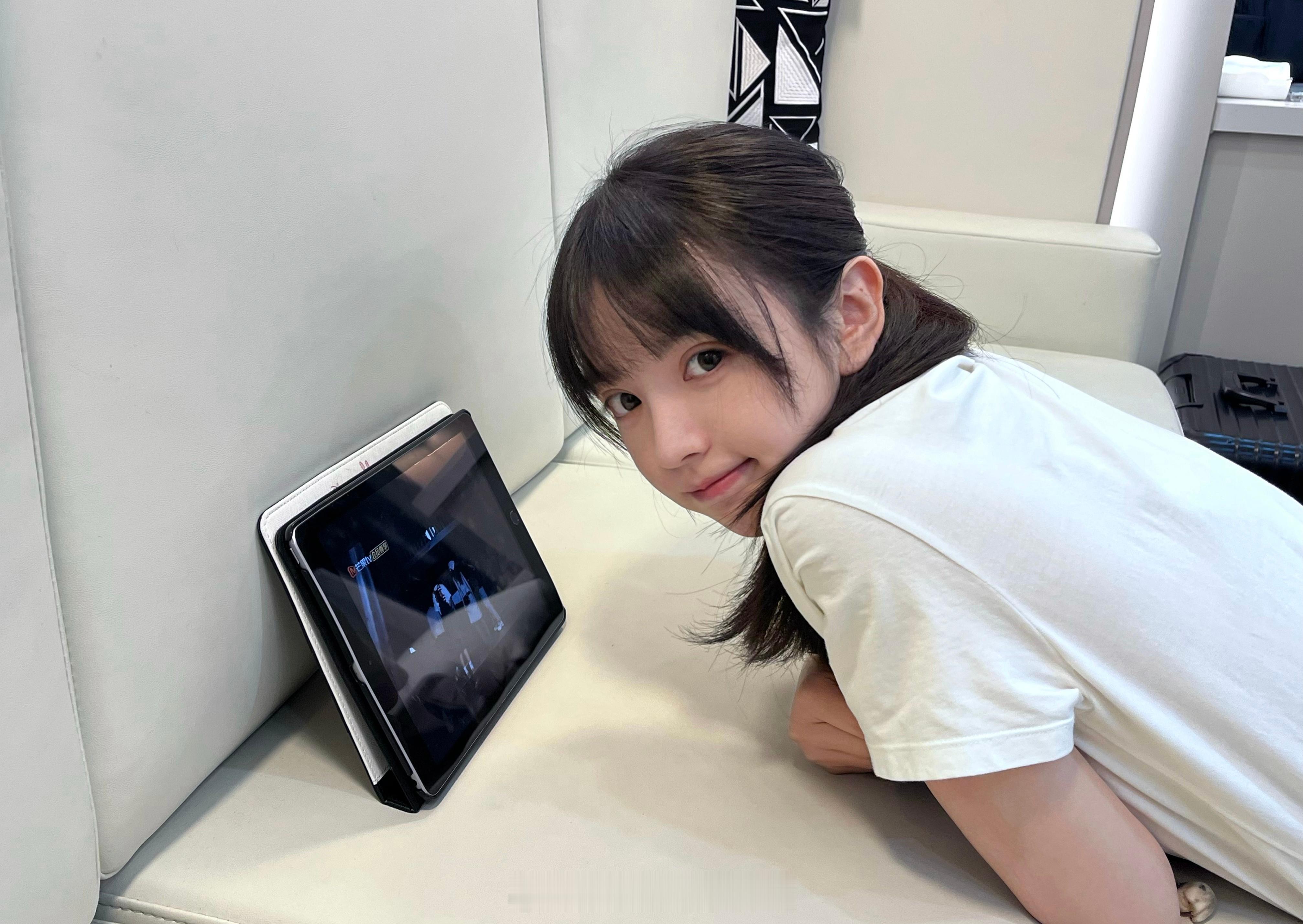 刷到一个好看的小姐姐还在用home键iPad！