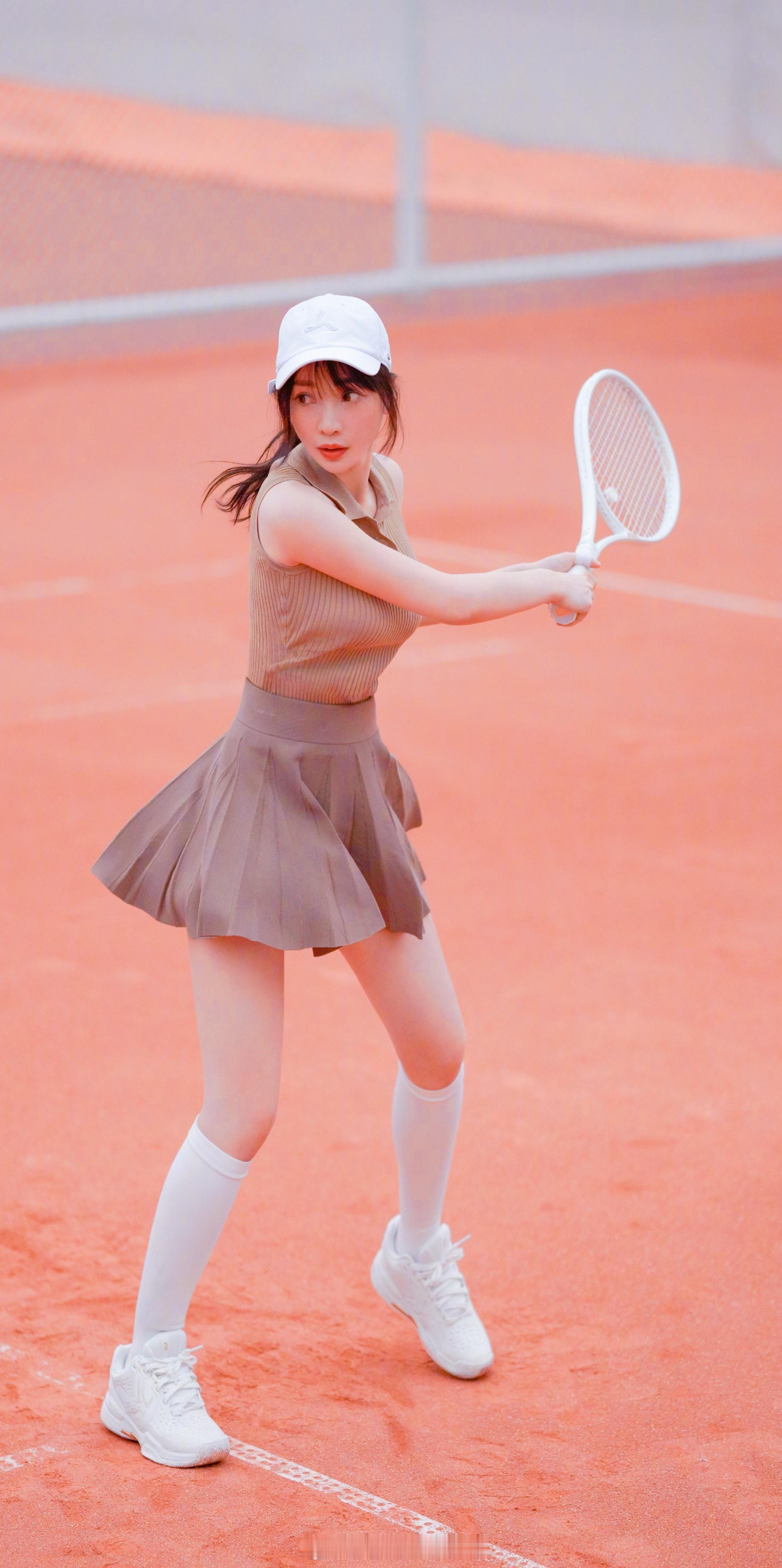 柳岩化身网球少女好身材魅力在线