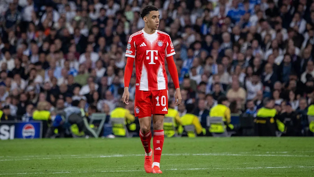 卡恩认为穆夏拉应放弃参加今夏世界杯，由此引发热点话题。目前，拜仁锋线由奥利塞、迪