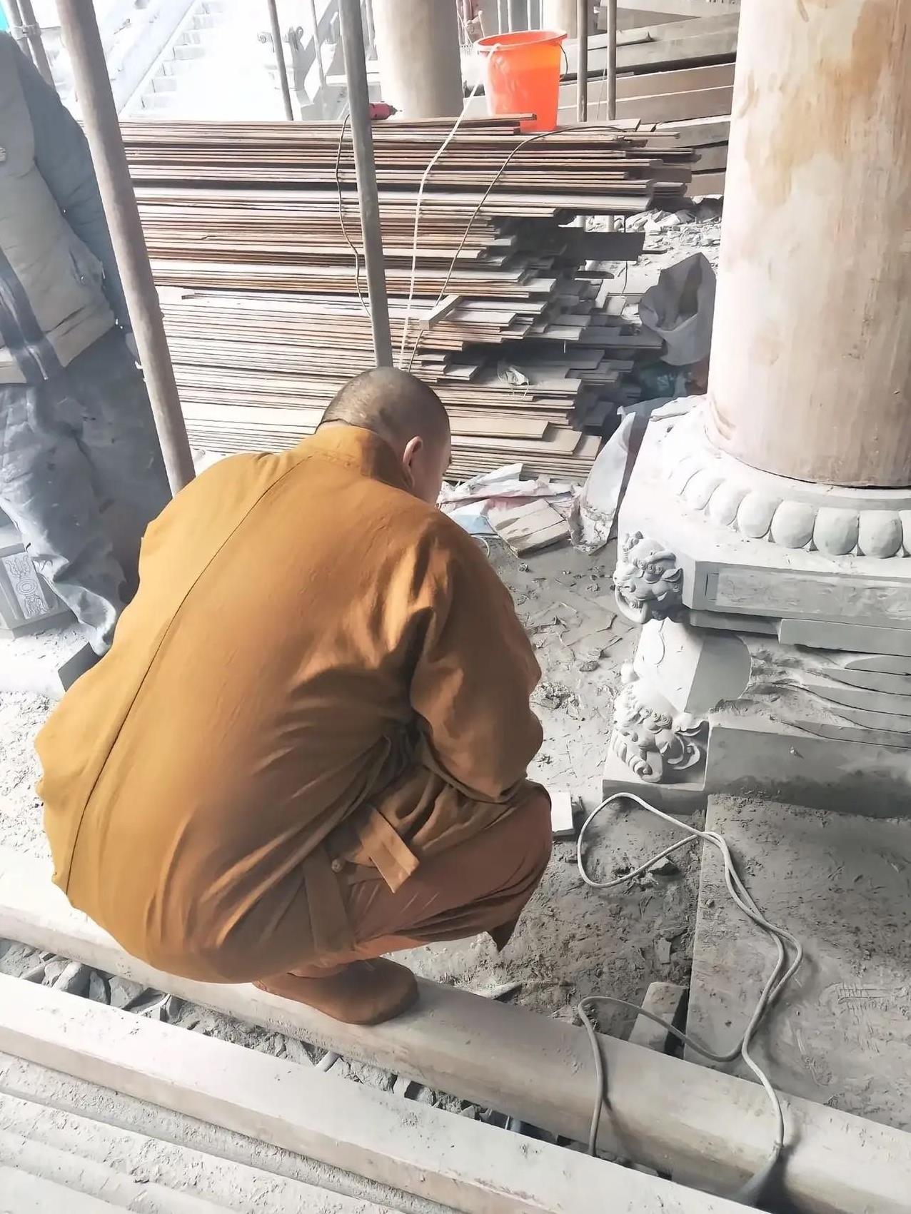 释永信，对少林寺的感情很深，😡😡说把少林寺当成自己的家，也不过分，