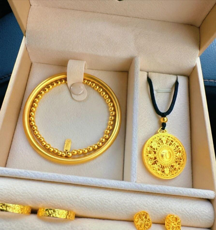 不知道大家是从什么时候开始喜欢黄金的，没结婚之前，我是不怎么看得上黄金，买首饰手