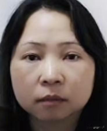 她名叫钱志敏，绰号叫花花，1978年出生在江苏如皋长江镇。她父亲经商，母亲和外公
