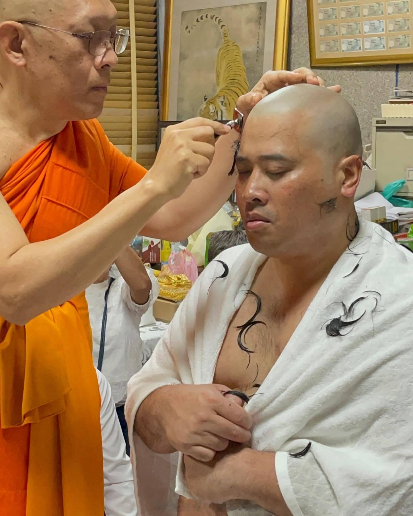 王室王室泰国王室小三和儿子镇宅二哥今天落发短期出家，声称要为历代国王，