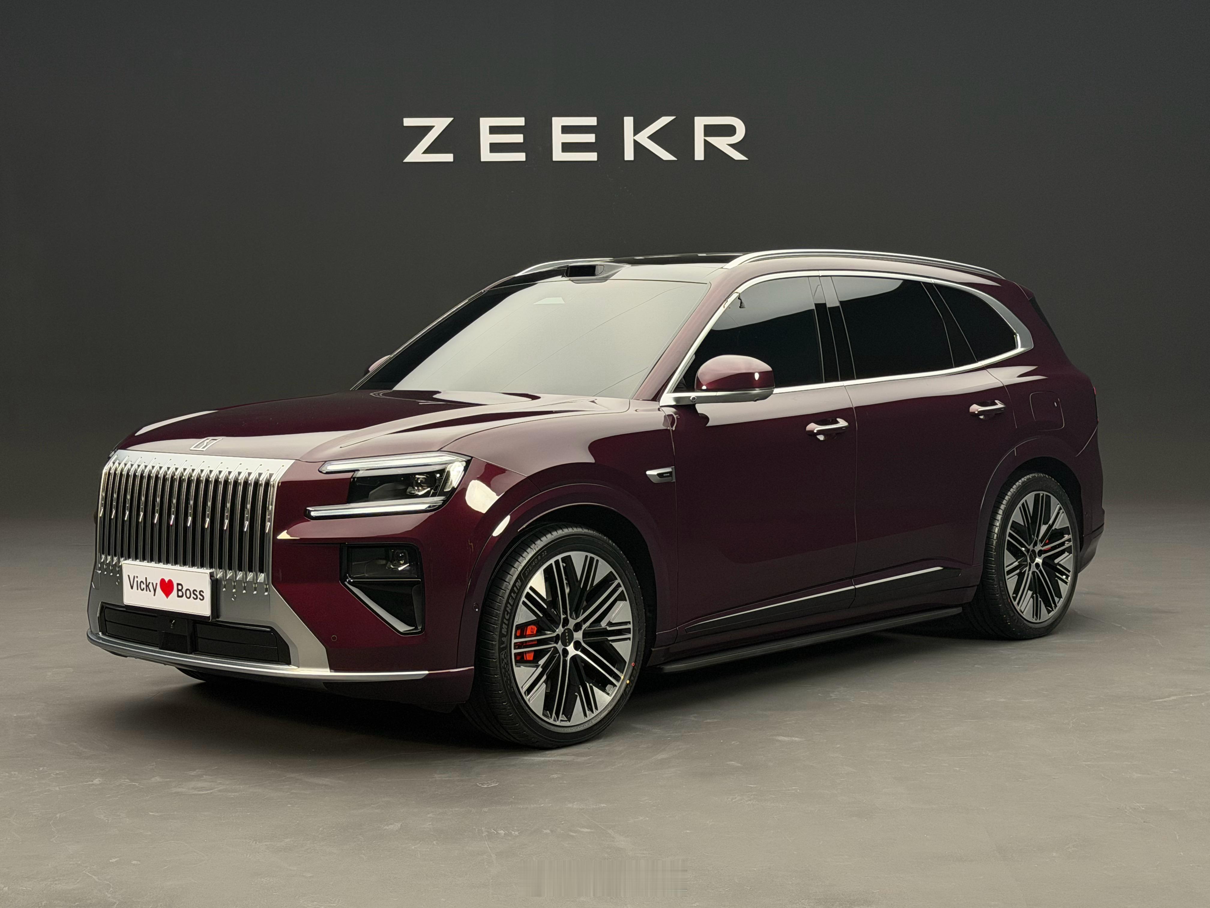 极氪8X实车亮相实拍五种颜色：云珀红、极夜黑、极昼白、玄武灰、月海灰、极昼白。黑